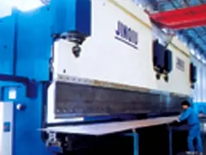 ماكينة ثني هيدروليكية CNC بقدرة 1000 طن وطول 12 م