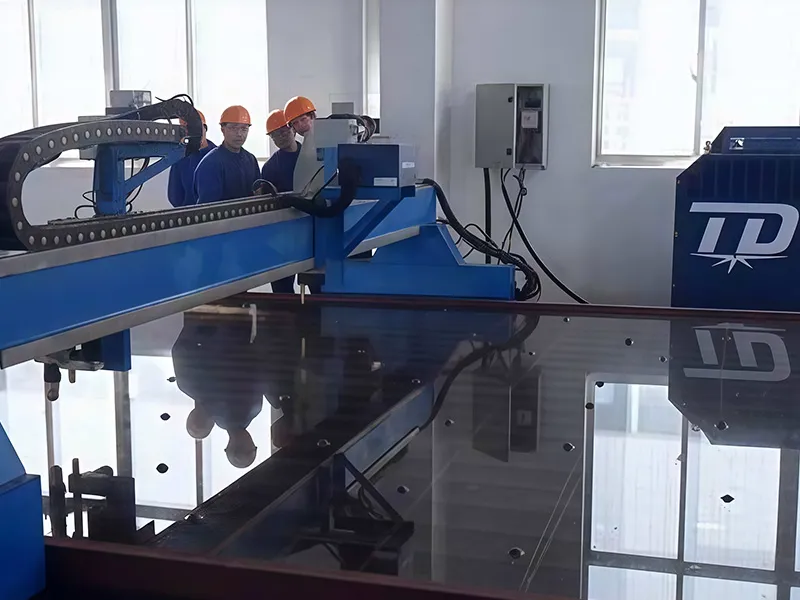 ماكينات تقطيع حديد CNC